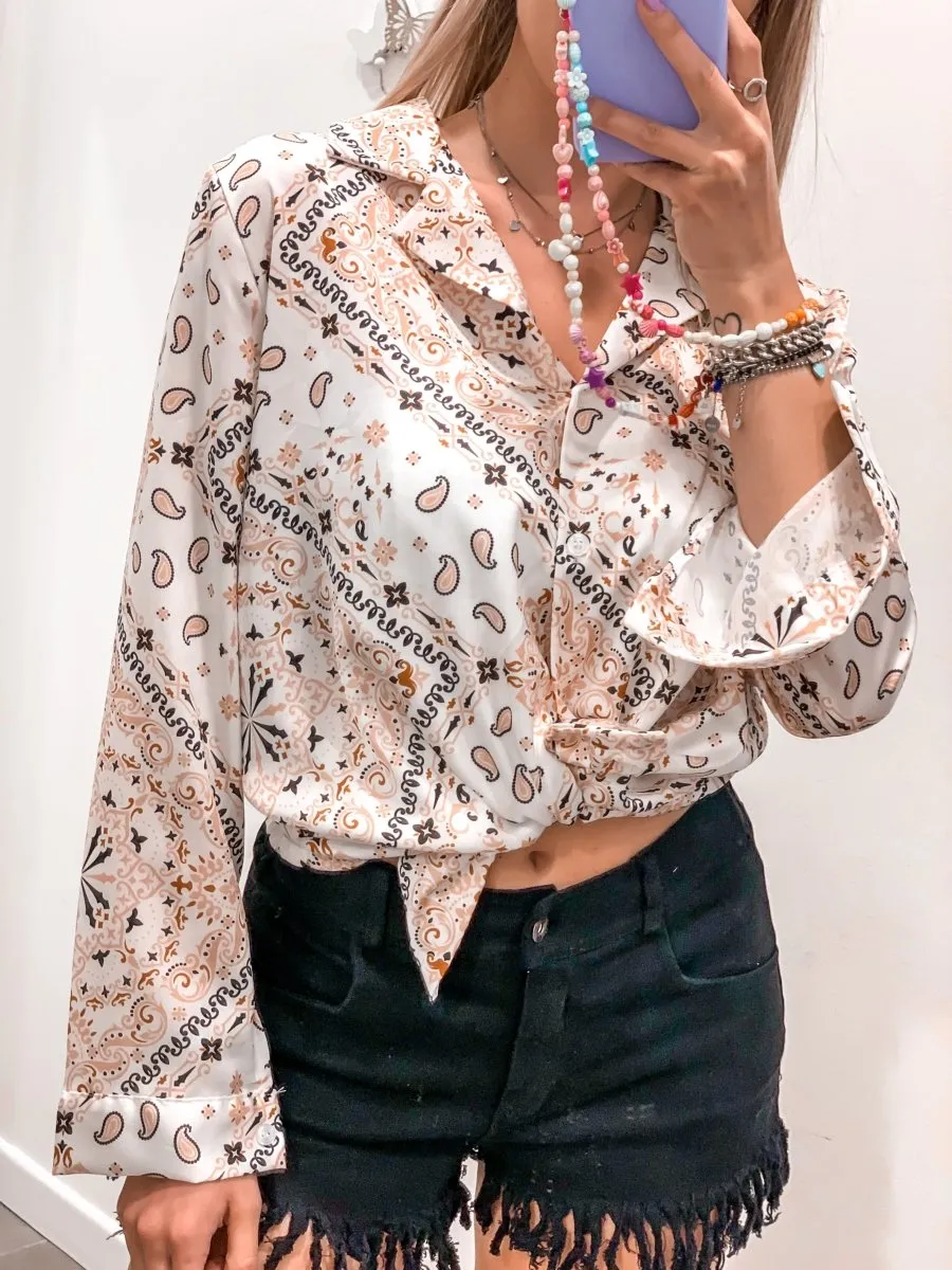 Camicia bianca con fantasia bandana