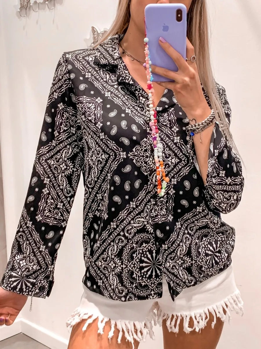 Camicia nera con fantasia bandana